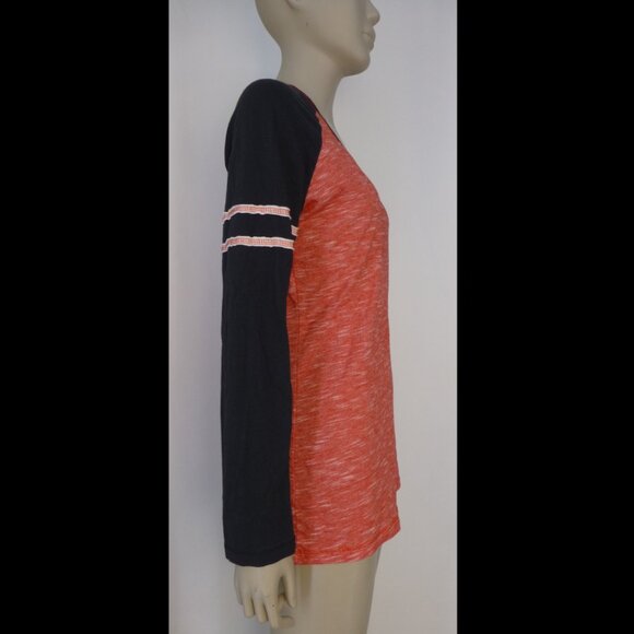 NHL Chicago Hockey Blackhawks Long Sleeve, V-Neck Top (Tiny Pin-Hole at Front) - Picture 2 of 10